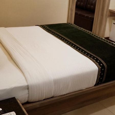 The Myriad Hotel バヤンデル エクステリア 写真