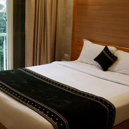 The Myriad Hotel バヤンデル エクステリア 写真