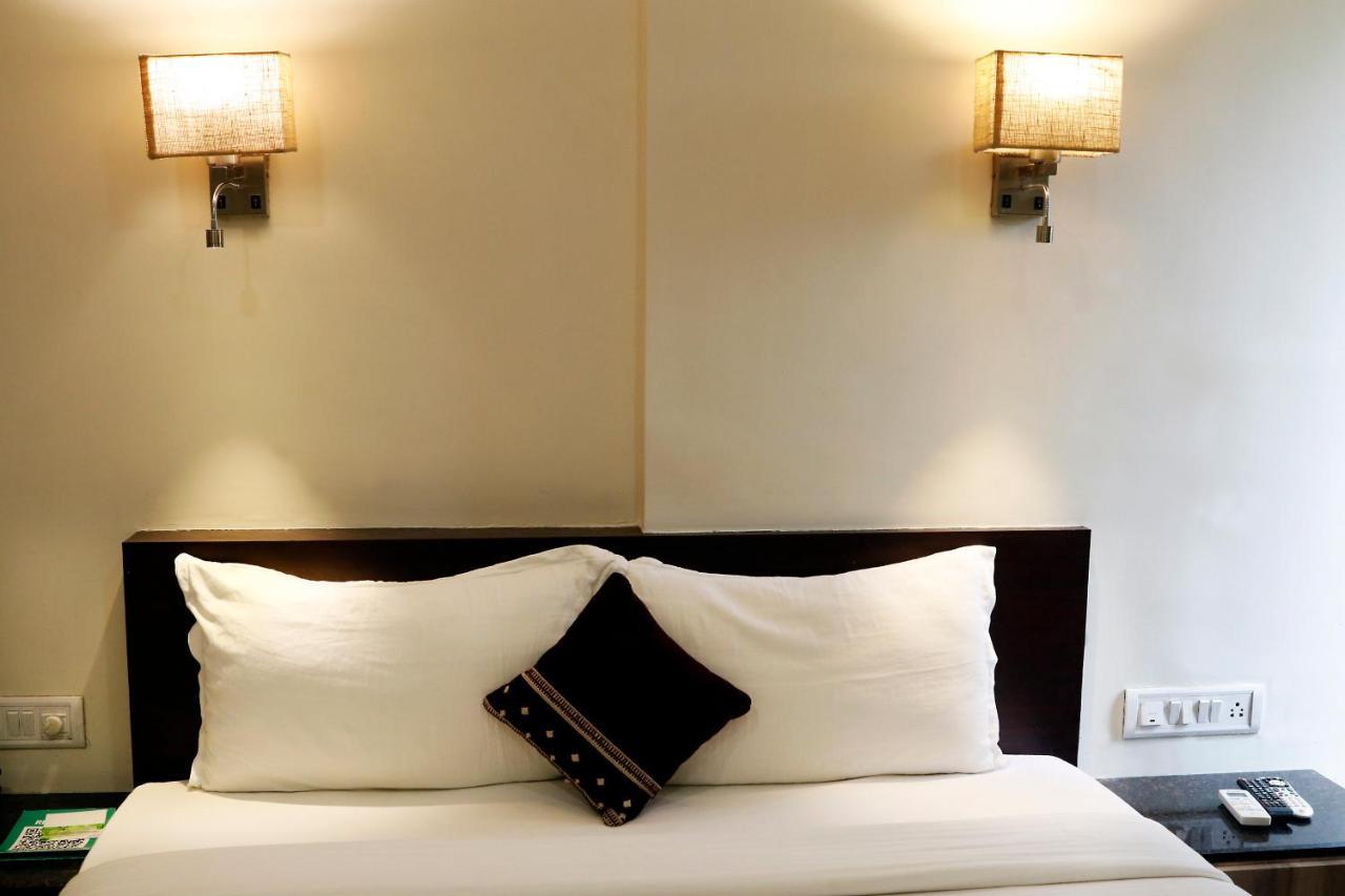 The Myriad Hotel バヤンデル エクステリア 写真